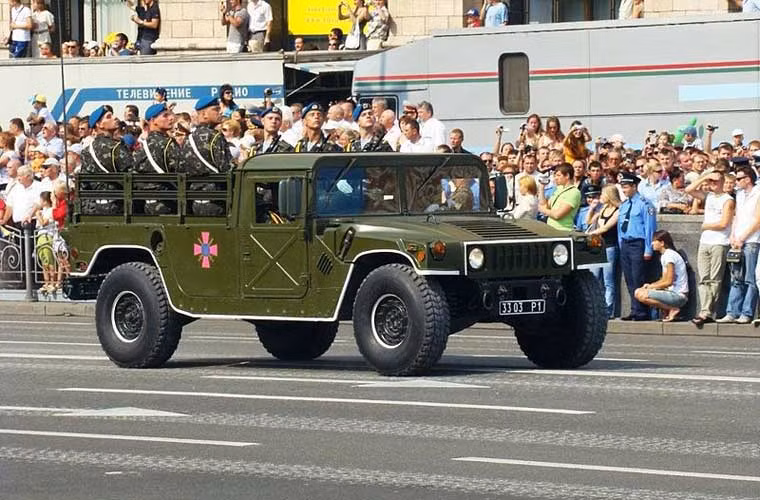 Trong lĩnh vực xe tăng – thiết giáp, Ukraine đã thừa hưởng nguyên Cục thiết kế Kharkiv Morozov – nơi tạo ra dòng tăng T-54/55, T-62, T-72, T-64, T-80 huyền thoại và cả dòng xe thiết giáp chở quân BTR. Nhưng giờ đây, thay vì đặt hàng trong nước, chính phủ Ukraine thân phương Tây lại đang đi mua các xe thiết giáp phương Tây. Trong ảnh, xe thiết giáp đa dụng hạng nhẹ Humvee do Mỹ sản xuất được Ukraine mua sử dụng.