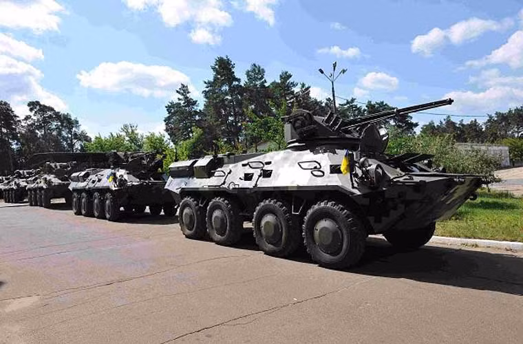 Lực lượng xe thiết giáp của NGU đã nhận được gần 100 chiếc đủ kiểu loại và đang tiếp tục tăng lên. Trong ảnh là các xe thiết giáp chiến đấu BTR-3 mà Vệ binh Quốc gia Ukraine mới được chuyển giao gần đây. BTR-3 ngoài nhiệm vụ chở quân lính trên chiến trường còn có thể chi viện hỏa lực rất tốt với pháo 30mm và làm nhiệm vụ diệt tăng bằng tên lửa chống tăng có điều khiển.