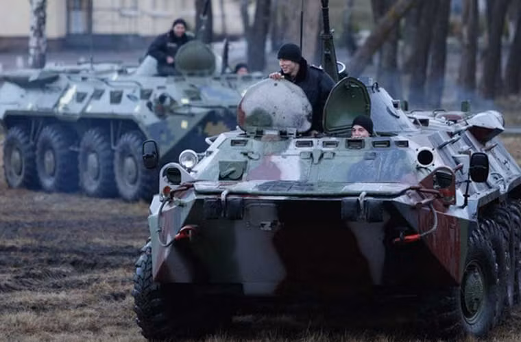 Trong ảnh, các binh sĩ Vệ binh Quốc gia trong hoạt động thao diễn với BTR-80.