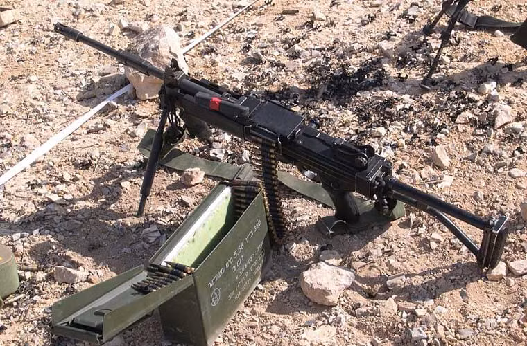 Vũ khí chi viện hỏa lực cho bộ binh trên chiến trường của NGU chủ yếu là súng máy Fort-401 được Ukraine sản xuất dựa theo mẫu IMI Negev của Israel. Súng đạt tốc độ bắn 1.000 phát/phút, tầm bắn 300-1.000m, hộp tiếp đạn 35 hoặc 150 viên.