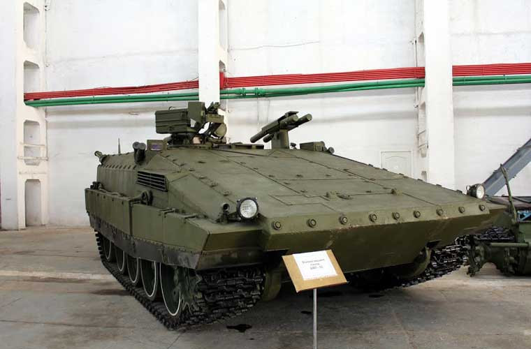 Ngoài các thiết kế nâng cấp dòng xe BTR của Liên Xô cũ, Cục thiết kế chế tạo máy Kharkiv Morozov còn phát triển một số thiết kế xe thiết giáp dựa trên xe tăng nhằm phục vụ xuất khẩu. Nhưng đáng thương thay, hầu hết chúng không thành công. Trong ảnh là xe thiết giáp chở quân hạng nặng BMP-55 được giới thiệu lần đầu năm 2007 nhằm phục vụ cho thị trường xuất khẩu, nhưng tới năm 2014 vẫn chẳng ai thèm mua nó.