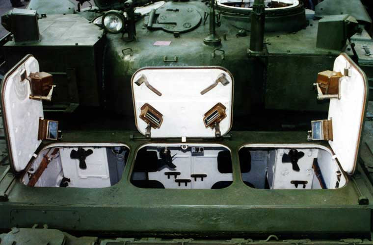 Cận cảnh 3 cửa ra vào cho 5 binh sĩ kèm theo đặt sau tháp pháo BMT-72.