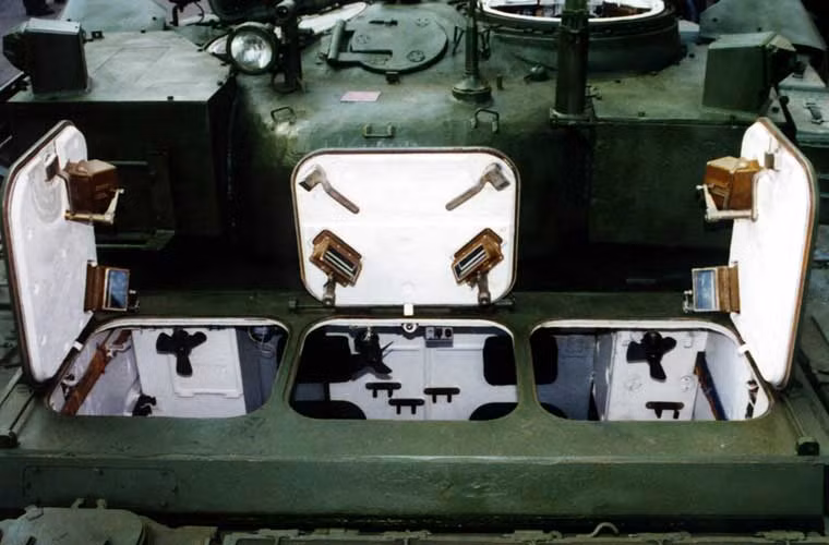 Cận cảnh 3 cửa ra vào cho 5 binh sĩ kèm theo đặt sau tháp pháo BMT-72.