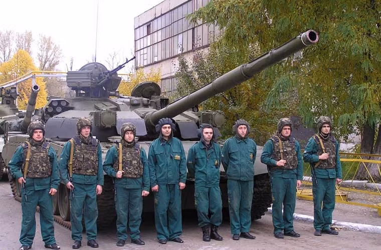 Không chỉ T-55, T-62 mà các nhà thiết kế Ukraine còn thực hiện cả với dòng tăng mạnh mẽ hơn như T-72 và T-84. Cục thiết kế Morozov cách đây vài năm đã thực hiện phương án tương tự như cách đã làm với T-55 nhưng giữ nguyên cấu hình vũ khí của xe tăng, bổ sung thêm khoang chở quân để cho ra đời mẫu xe chiến đấu bộ binh hạng nặng mạnh nhất thế giới BMT-72.