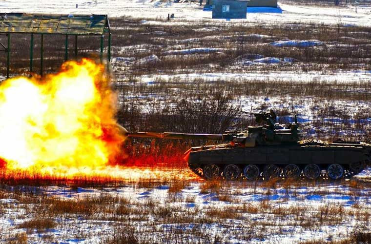 Trong ảnh, pháo chính 125mm trên BMT-72 khai hỏa tấn công mục tiêu, khẩu pháo này được trang bị đủ loại đạn để phá hủy mọi loại xe tăng hiện đại.