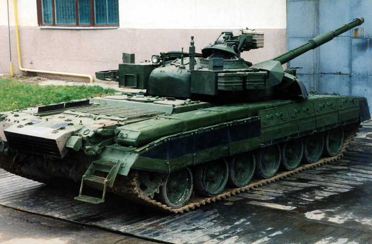 Nhưng phần thân được kéo dài ra, bổ sung thêm một bánh đỡ mỗi bên xích nhằm tăng khoảng không gian cho một khoang chở thêm 5 binh sĩ nằm ngay sau tháp pháo. Điều đó biến nó trở thành xe chiến đấu bộ binh trong lốt xe tăng chủ lực có sức mạnh tương đương các dòng tăng phương Tây, Nga.