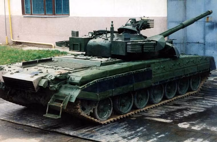 Nhưng phần thân được kéo dài ra, bổ sung thêm một bánh đỡ mỗi bên xích nhằm tăng khoảng không gian cho một khoang chở thêm 5 binh sĩ nằm ngay sau tháp pháo. Điều đó biến nó trở thành xe chiến đấu bộ binh trong lốt xe tăng chủ lực có sức mạnh tương đương các dòng tăng phương Tây, Nga.