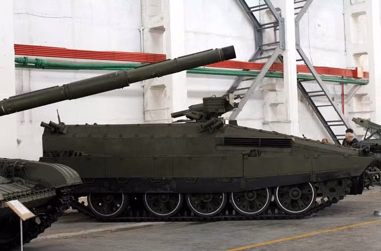 BMP-55 được phát triển từ khung thân xe tăng chiến đấu chủ lực T-55 với việc thay thế cấu trúc bên trong khoang thân, đưa động cơ lên đầu, khoang chở quân ra sau, gỡ bỏ tháp pháo 100mm. Phần thân xe thừa hưởng lớp giáp cũ của T-55 và có thể lắp thêm giáp phản ứng nổ khi cần. Theo các đánh giá, giáp hông BMP-55 có thể chống đạn B41, giáp trước chống được đạn xuyên 90mm; toàn thân xe chống chịu vụ nổ của 10kg TNT.