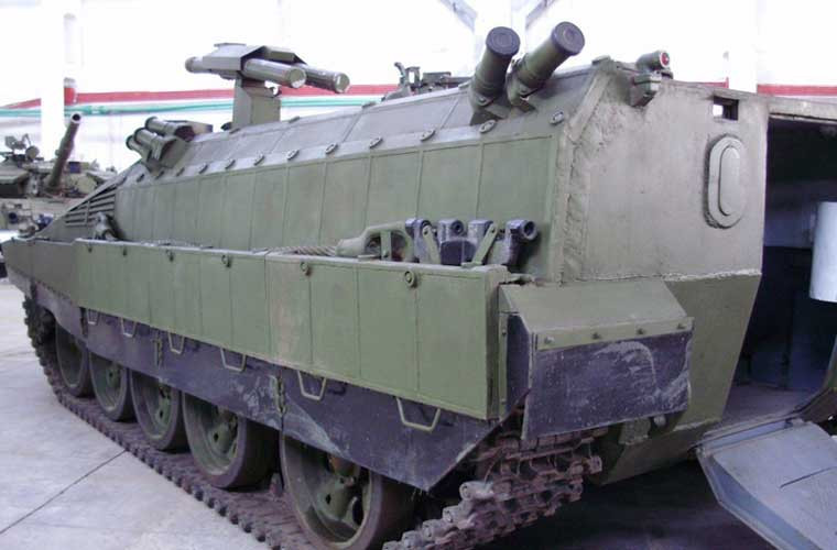 Với phần giáp khủng như vậy, BMP-55 đảm bảo an toàn cho 10 binh sĩ ngồi trong khoang thân, cửa ra đặt ở đuôi. Trên xe được lắp đại liên 12,7mm điều khiển từ xa cùng tên lửa chống tăng hoặc tên lửa đối không.