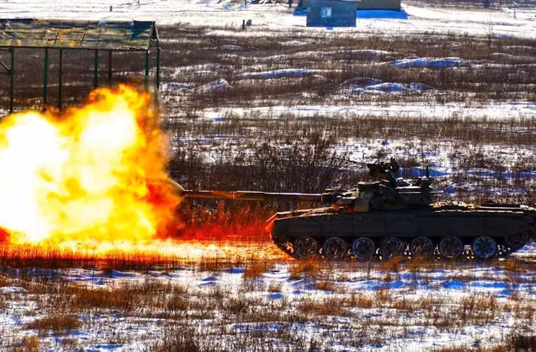 Trong ảnh, pháo chính 125mm trên BMT-72 khai hỏa tấn công mục tiêu, khẩu pháo này được trang bị đủ loại đạn để phá hủy mọi loại xe tăng hiện đại.