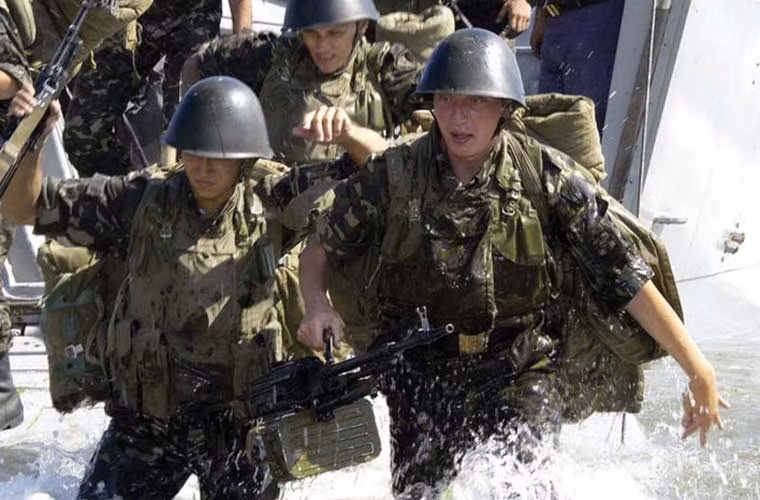 Bat ngo suc manh Hai quan danh bo Ukraine