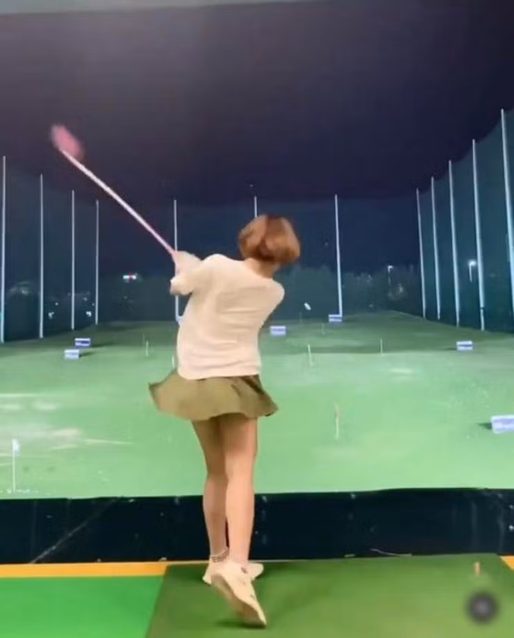 Ngoài ra, các thiết kế còn được sử dụng chất liệu có độ thấm hút tốt, đàn hồi. Dù đánh bóng ở sân tập giả định hay sân cỏ, trang phục chơi golf vẫn có những điểm tương đồng lớn.