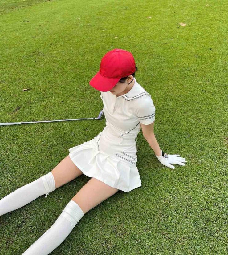 Kéo theo đó, trang phục chơi golf của phái đẹp cũng trở nên thời thượng và bắt mắt hơn.