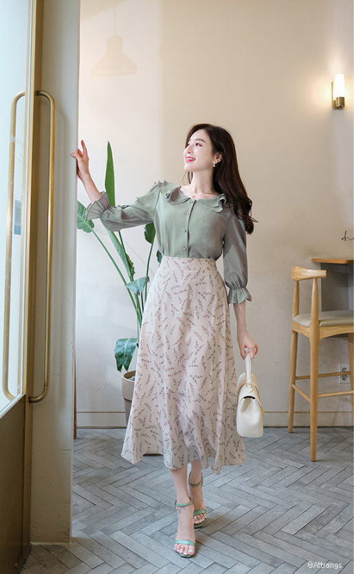 Ngoài ra, việc đồng nghiệp nữ ăn vận quá thoải mái hay diện đồ có phần tôn dáng quá mức khiến không ít người cảm thấy ngượng ngùng, là nguyên nhân gây xao nhãng và tạo nên những gièm pha. Thậm chí, còn có trường hợp sếp nữ ăn vận gợi cảm bị đánh giá thấp về năng lực.