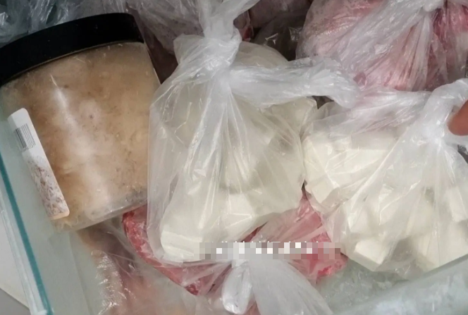 Phương pháp thứ hai: Chúng ta cắt đậu phụ thành từng miếng nhỏ, cho vào túi giữ tươi, đóng thành từng túi tùy theo lượng của gia đình, buộc kín miệng túi, sau đó cho đậu phụ trong ngăn đá của tủ lạnh. Đậu phụ trong môi trường đông lạnh có thể kéo dài thời gian tươi ngon. Ảnh: ABLW.