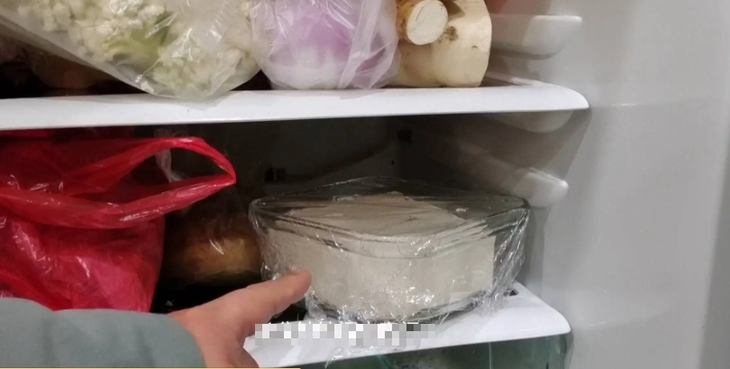 Tiếp theo, chúng ta cho bát đựng đậu phụ vào ngăn mát của tủ lạnh. Ảnh: ABLW.
