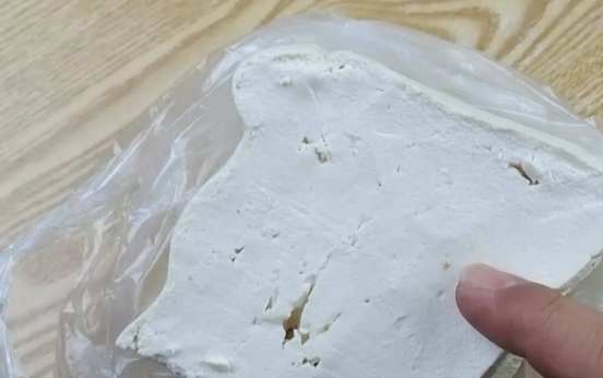 Đậu phụ tươi mới khi sờ vào sẽ mềm hơn, ấn nhẹ xuống sẽ đàn hồi, bề mặt tương đối mịn, không bị dính. Tốt nhất nên mua loại này. Ảnh: ABLW.