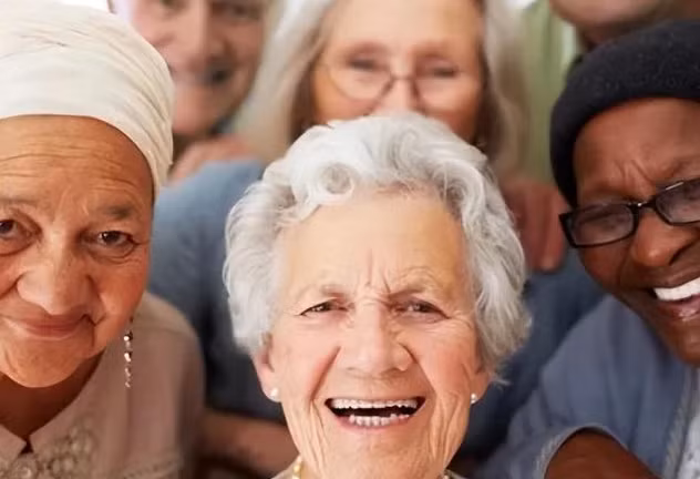 4. Đôi mắt sáng: Sau khi đến một độ tuổi nhất định, thị lực của nhiều người ngày càng kém đi, không ít người cao tuổi mắc chứng lão thị. Do vậy, những người trên 80 tuổi nếu vẫn nhìn rõ mọi vật, tay chân phối hợp tương đối tốt, có thể phân biệt chính xác màu sắc của các vật thể, có nghĩa là họ có thể chất tốt, nhiều khả năng sống lâu hơn. 