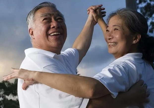 Đặc biệt, đối với người già trên 80 tuổi, nếu trong khoang miệng có hơn 20 chiếc răng chắc, không bị lung lay và rụng thì khoang miệng tương đối khỏe mạnh, cũng chứng tỏ là người có thể chất trường thọ. 