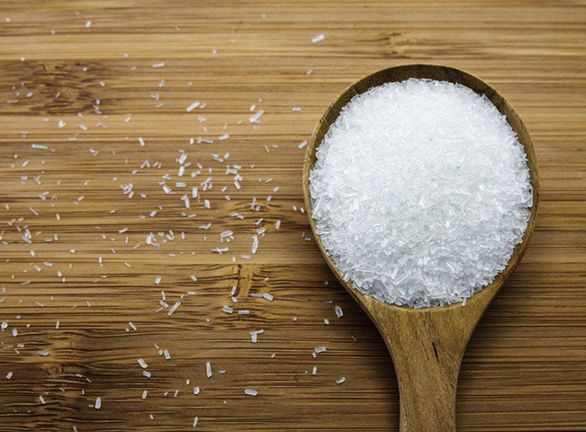 4. Cho mì chính vào món nguội: Nếu bạn cho mì chính trực tiếp vào món ăn đã nguội hoặc lạnh, chúng sẽ không tan được, khiến món ăn kém ngon và thậm chí gây hại cho sức khỏe.