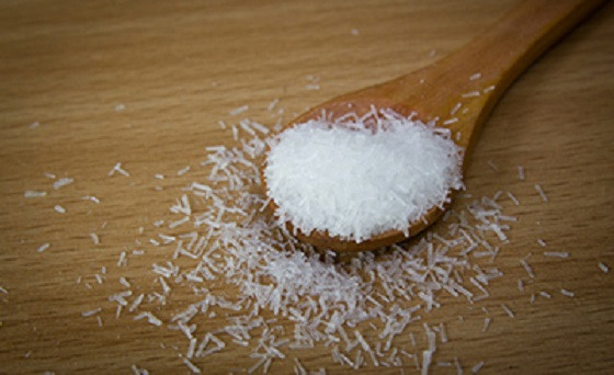 1. Dùng mì chính ở nhiệt độ cao: Nếu cho mì chính vào lúc đang nấu đồ ăn ở nhiệt độ cao thì phản ứng hóa học sẽ xảy ra, khiến mì chính thành natri pyroglutamic acid. Chất này khi vào cơ thể sẽ gây hại cho sức khỏe. (Ảnh minh họa)