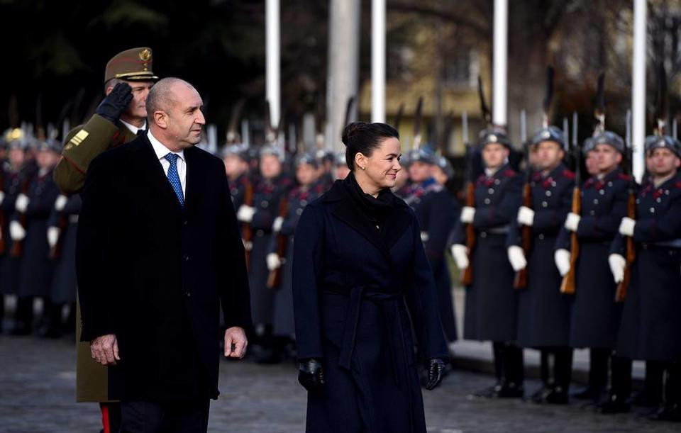 Hai thanh vien EU phan doi vien tro vu khi cho Ukraine