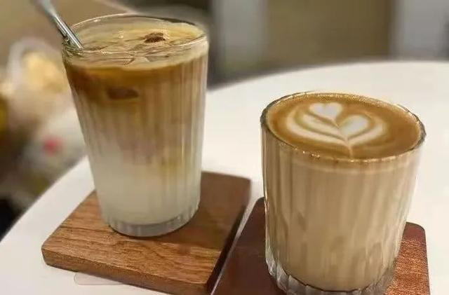 Một nghiên cứu được đăng trên tạp chí Food Chemistry cho thấy, khi sữa được thêm vào cà phê, các hợp chất giàu polyphenol trong cà phê (chủ yếu là axit caffeic CA và axit chlorogenic CGA) và các protein chủ chốt trong sữa (Cysteine Cys) thực sự có thể kết hợp với nhau và tồn tại ổn định.