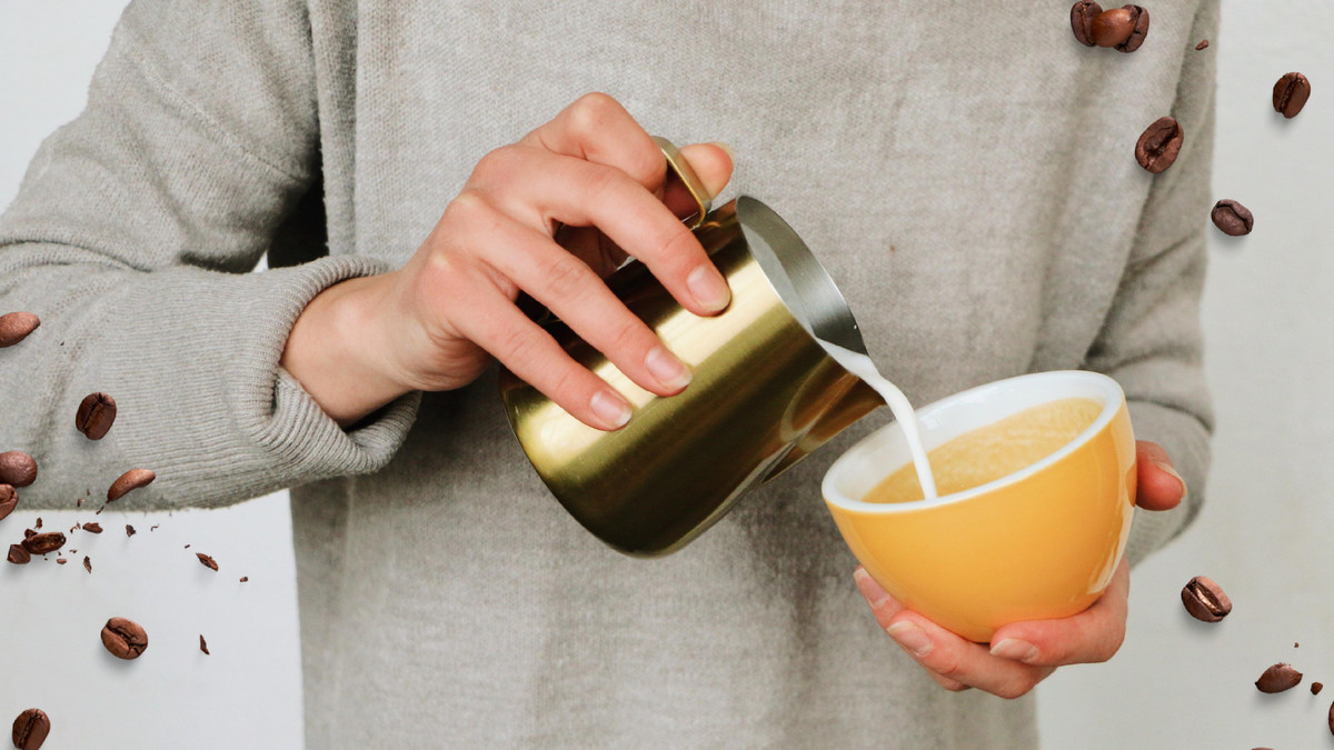 Ngoài việc ảnh hưởng đến tác dụng chống viêm, thêm một ít sữa khi uống cà phê còn có những lợi ích sau.