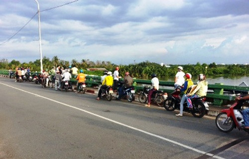 Nóng: Lạt ghe tren song Tác, nhièu nguòi mát tích?