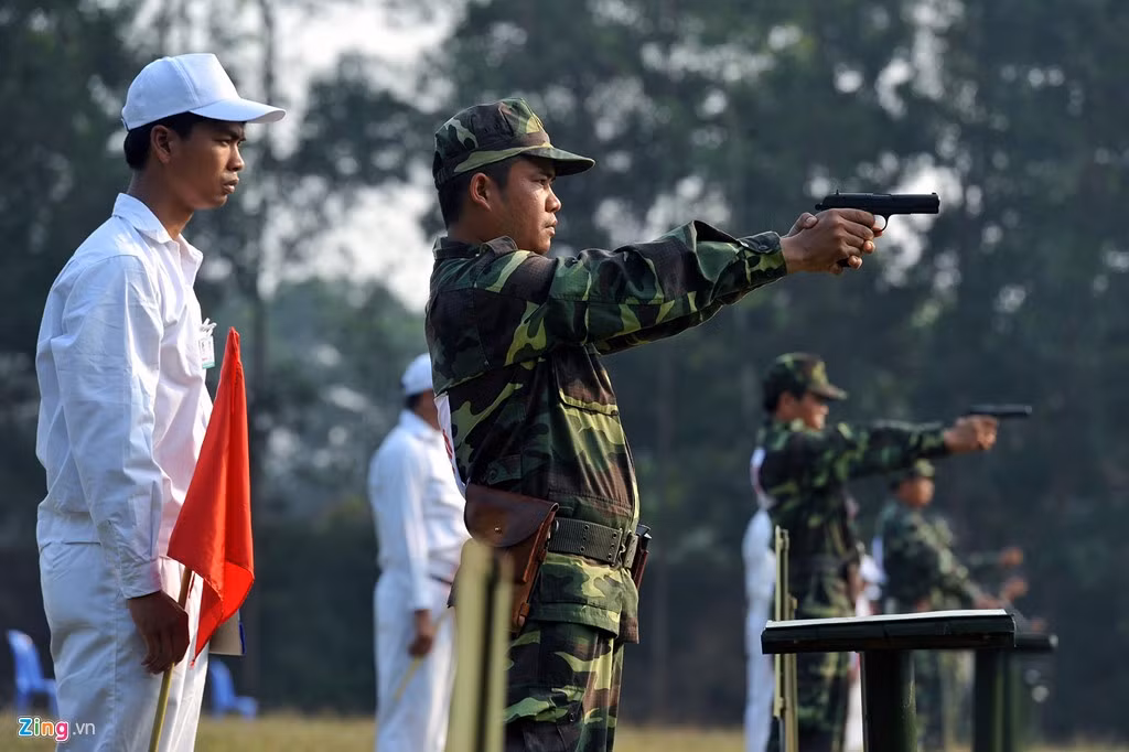 Các chiến sĩ thi bắn súng ngắn tại một buổi hội thao toàn quân. Hội thao bắn súng được tổ chức thường xuyên nhằm đánh giá kết quả huấn luyện đối với bộ đội chủ lực. Thông qua đó, rút kinh nghiệm, chỉ đạo nâng cao chất lượng huấn luyện bắn súng, đồng thời tuyển chọn, bổ sung lực lượng vận động viên cho Đoàn Bắn súng quân dụng Quân đội nhân dân Việt Nam. Ảnh: Zingnews.