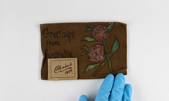 Một cuốn lịch năm 1918 kèm dòng chữ "Lời chào từ Australia".