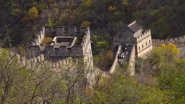 Lý giải về việc Vạn Lý Trường Thành ngàn năm không đổ, các nhà khoa học Trung Quốc nhất loạt khẳng định rằng, ngoài đất và đá, bức tường này còn được xây dựng bằng vữa gạo nếp. Loại vữa này được tạo ra từ cháo gạo nếp và vữa tiêu chuẩn. Theo một số đánh giá, vữa gạo nếp còn chắc chắn hơn xi măng ngày nay. Vào thời cổ đại, loại vữa này cũng được dùng để xây dựng những công trình kiến trúc lớn như lăng mộ, tháp ngọc, xây tường thành…