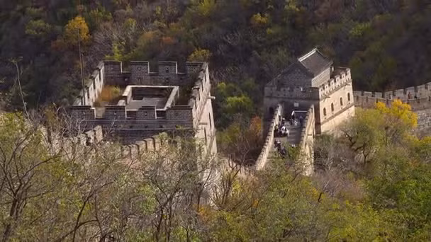 Lý giải về việc Vạn Lý Trường Thành ngàn năm không đổ, các nhà khoa học Trung Quốc nhất loạt khẳng định rằng, ngoài đất và đá, bức tường này còn được xây dựng bằng vữa gạo nếp. Loại vữa này được tạo ra từ cháo gạo nếp và vữa tiêu chuẩn. Theo một số đánh giá, vữa gạo nếp còn chắc chắn hơn xi măng ngày nay. Vào thời cổ đại, loại vữa này cũng được dùng để xây dựng những công trình kiến trúc lớn như lăng mộ, tháp ngọc, xây tường thành…