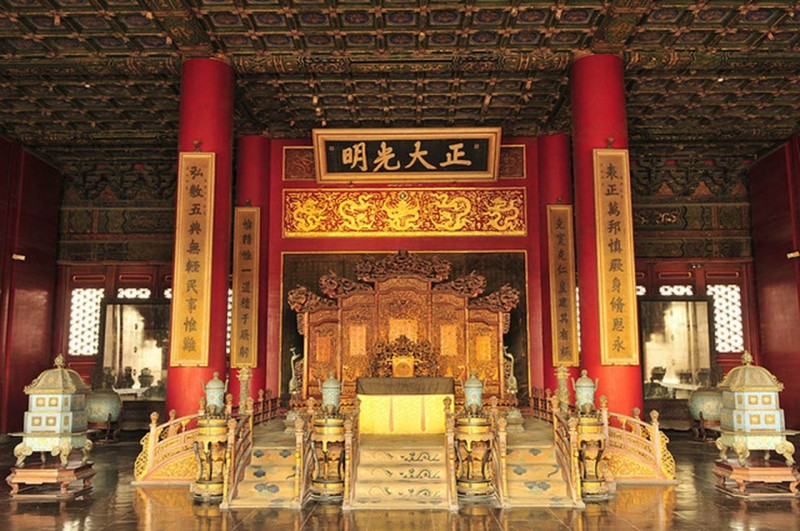 Ngai vàng của nhà vua được đặt trên bục gỗ dưới cây cột vàng. Từ trong ra ngoài, từ trên xuống dưới, có tất cả có 12.654 hình con rồng uốn lượn với mọi tư thế trong điện Thái Hòa.