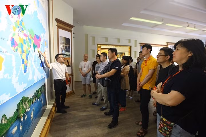 Tại đây, du khách quốc tế được giới thiệu về những nét đẹp văn hóa, di sản và tìm hiểu về cây trầm hương của Việt Nam.