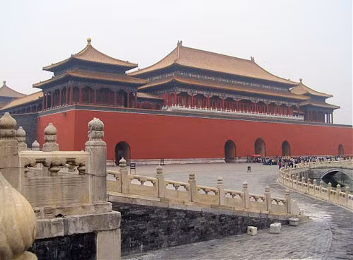 Đây là Cửa Ngọ Môn, cửa chính để vào Cố Cung. Khi vào Cửa Ngọ Môn, trước mặt là một quảng trường có con sông Kim Thủy chảy ngang qua hình dây cung. Chính giữa quảng trường có 5 chiếc cầu bằng đá trắng lớn, hai bên cầu và hai bên sông đều có lan can bằng đá trắng.