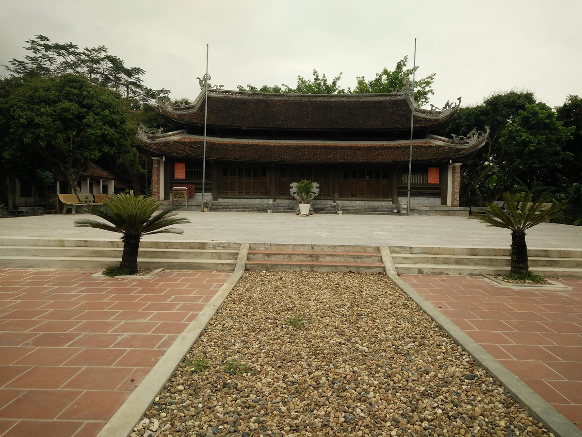 Quang cảnh đền Đồng Cổ.