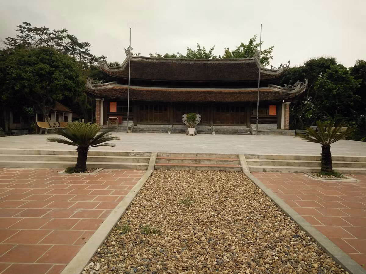 Quang cảnh đền Đồng Cổ.