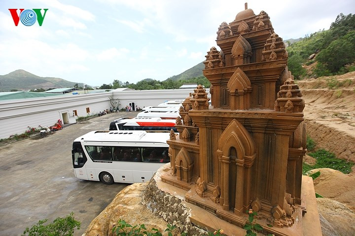 Theo các công ty lữ hành, hiện du khách, nhất là khách Trung Quốc rất yêu thích trầm hương và muốn tìm hiểu về loại cây quý hiếm này tại Việt Nam.