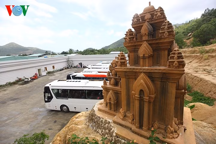 Theo các công ty lữ hành, hiện du khách, nhất là khách Trung Quốc rất yêu thích trầm hương và muốn tìm hiểu về loại cây quý hiếm này tại Việt Nam.