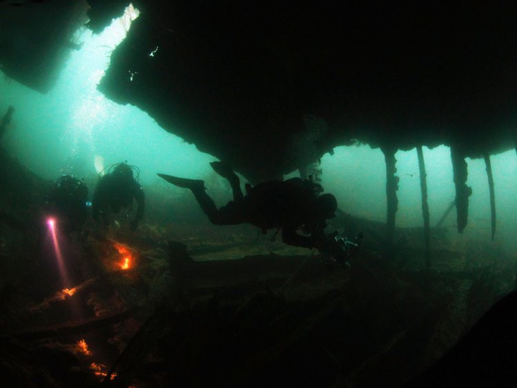 Tàu Tabarka, quần đảo Orkney, Scotland: Tabarka là một tàu chở hàng của Pháp nặng hơn 2.600 tấn. Con tàu được hoàn thành vào năm 1909 và bị cố ý đánh chìm 2 lần trong Thế chiến I, lần đầu tiên vào năm 1941 ở Kirk Sound, sau đó, con tàu được sửa chữa và tiếp tục bị đánh chìm vào năm 1944 tại Burrra Sound. Ảnh: Nigel Roddis/Reuters.