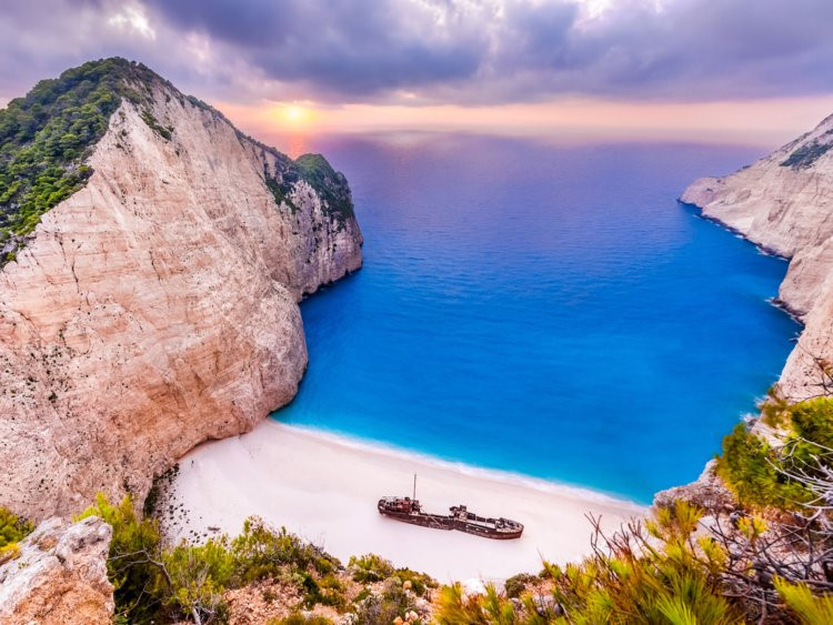 Tàu Panagiotis, bãi biển Navagio, Hy Lạp: Panagiotis là con tàu buôn lậu thuốc lá và rượu bị mắc cạn trên đảo Zakynthos của Hy Lạp vào năm 1980. Có rất nhiều giả thiết về lý do con tàu xuất hiện ở đây như con tàu bị va vào đá trong cơn bão, bị truy đuổi hay đơn giản là gặp trục trặc kỹ thuật. Ngày nay, xác tàu này là một điểm du lịch nổi tiếng và chỉ có thể tiếp cận bằng thuyền. Ảnh: Turtix/Shutterstock.
