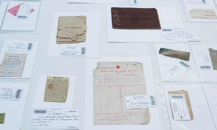 Đơn thuốc cùng những bản tin được thu thập lại.