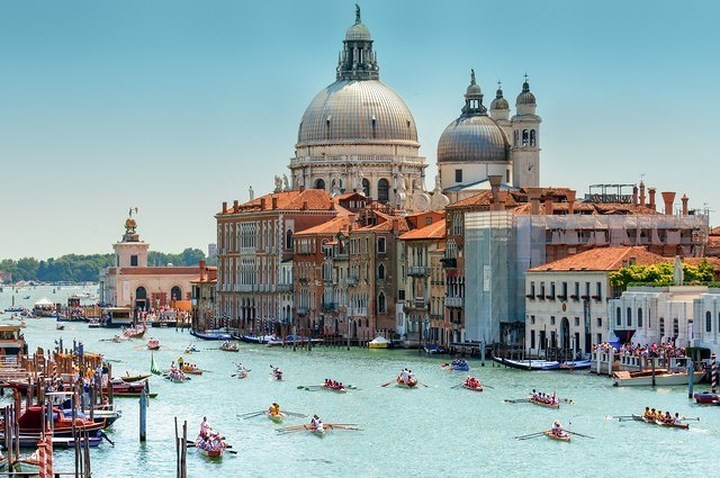 Venice, Ý. Venice có tất cả những điều làm nên một kỳ nghỉ hoàn hảo. Với mực nước biển dâng lên nhanh chóng, Venice bị lụt trung bình 100 lần một năm và có nguy cơ chìm hoàn toàn vào thế kỷ tới.
