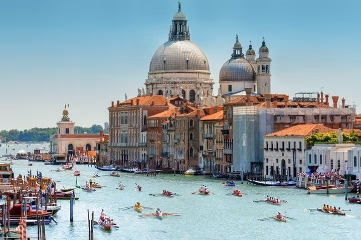 Venice, Ý. Venice có tất cả những điều làm nên một kỳ nghỉ hoàn hảo. Với mực nước biển dâng lên nhanh chóng, Venice bị lụt trung bình 100 lần một năm và có nguy cơ chìm hoàn toàn vào thế kỷ tới.