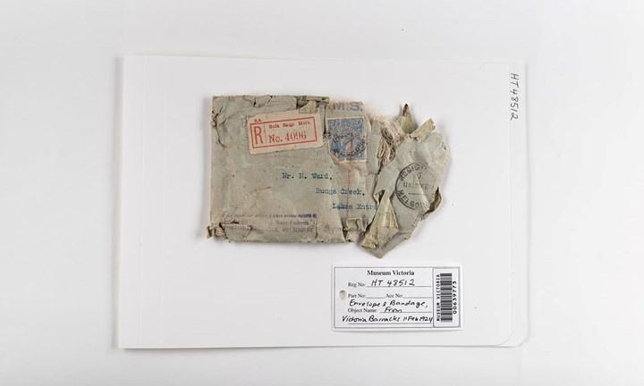 Một chiếc phong bì cũ nát được tìm thấy tại Victoria Baracks năm 1924.