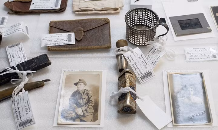 Những hình ảnh và kỷ vật cá nhân của binh nhì Michael "Mick" Ward thời Chiến tranh thế giới 1 được tìm thấy trong một chiếc túi da của ông được trưng bày ở Melbourne.