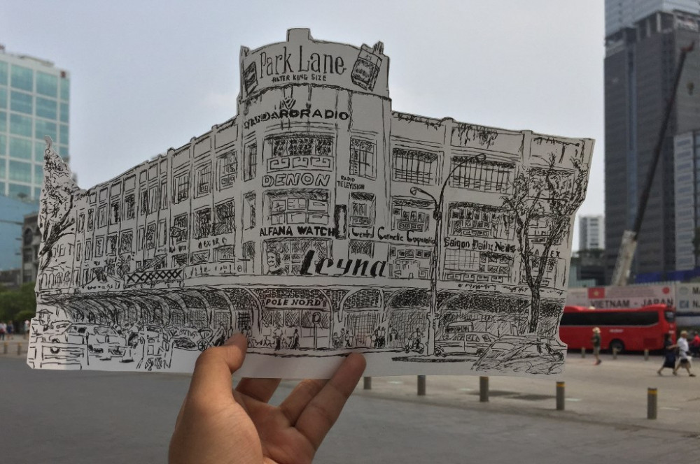 Một dấu mốc khác của Thương xá Tax, ở những năm 60 – 80 của thế kỷ 20 khi bảng tên GMC đã được tháo xuống. Nơi đây không còn là trung tâm thương mại mà lại nơi trưng bày các mặt hàng, máy móc của các thương hiệu quốc doanh. Những ai đã chứng kiến lần “thay áo” này của Thương xá Tax chắc cũng đã bước vào tuổi ngũ tuần. Với một công trình mang dấu ấn lịch sử dài và không còn tồn tại như Thương xá Tax đã làm không ít người bùi ngùi khi nhìn thấy những hình ảnh này. (Tác giả: Sinh viên Nguyễn Dương Thiện Từ).