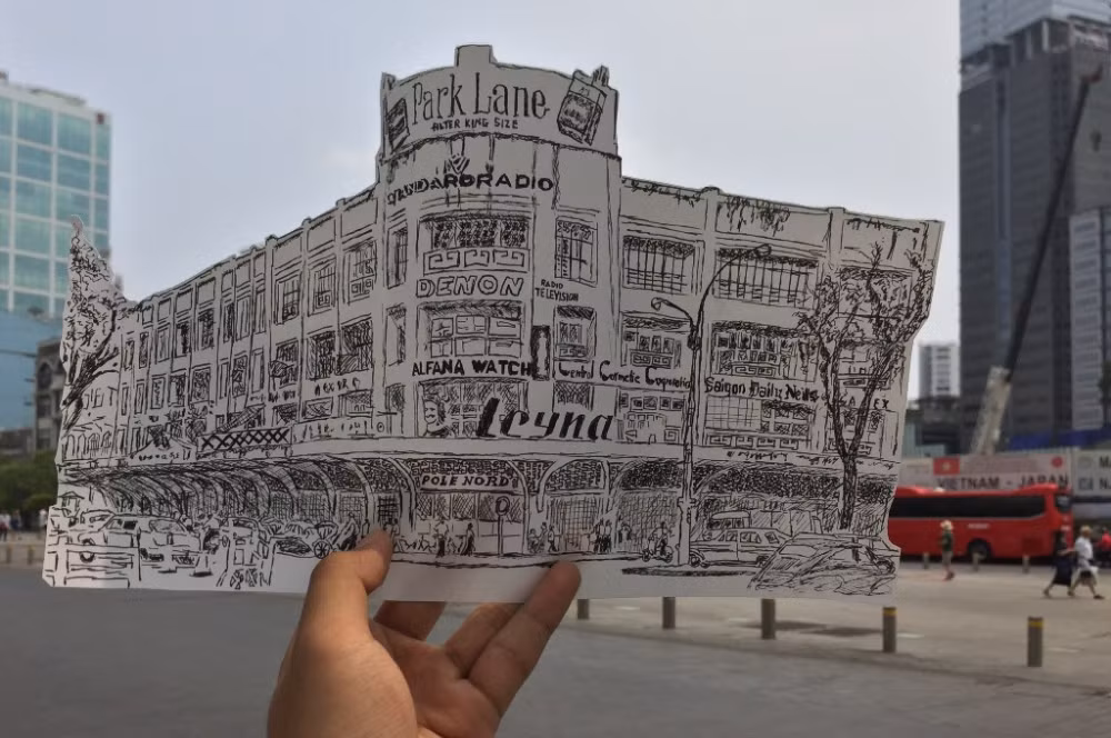 Một dấu mốc khác của Thương xá Tax, ở những năm 60 – 80 của thế kỷ 20 khi bảng tên GMC đã được tháo xuống. Nơi đây không còn là trung tâm thương mại mà lại nơi trưng bày các mặt hàng, máy móc của các thương hiệu quốc doanh. Những ai đã chứng kiến lần “thay áo” này của Thương xá Tax chắc cũng đã bước vào tuổi ngũ tuần. Với một công trình mang dấu ấn lịch sử dài và không còn tồn tại như Thương xá Tax đã làm không ít người bùi ngùi khi nhìn thấy những hình ảnh này. (Tác giả: Sinh viên Nguyễn Dương Thiện Từ).