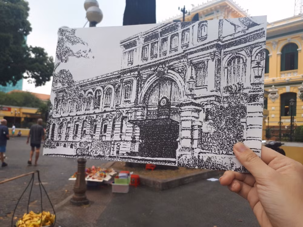 “Sở dây thép” – tên gọi trước đây của Bưu điện Thành phố qua nét vẽ của sinh viên thiết kế đồ hoạ Đại học FPT. So với trước ngày Giải phóng miền Nam, Bưu điện thành phố chỉ khác biệt nổi bật ở nước sơn màu vàng tươi. Hiện tại, Bưu điện là một điểm tham quan không thể thiếu đối với du khách đến TP.HCM. (Tác giả: Bùi nguyễn Minh Thư).